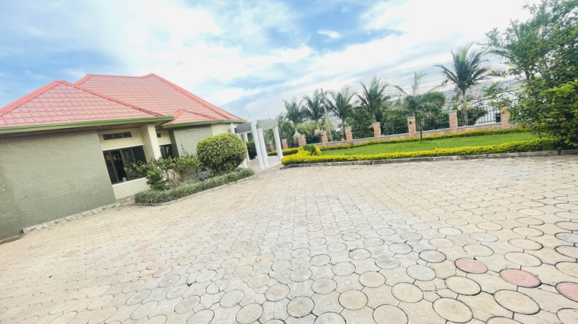 kibagabaga-unfurnished-5bedrooms-villa-for-rent-at-1000-in-good-location-on-tarmac-road-big-1