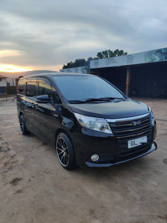 toyota-noah-big-0