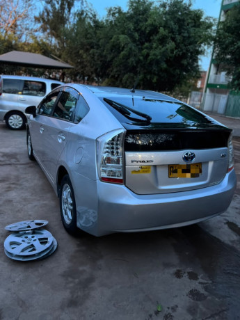 toyota-prius-hybrid-2010-for-sale-9-m-big-3