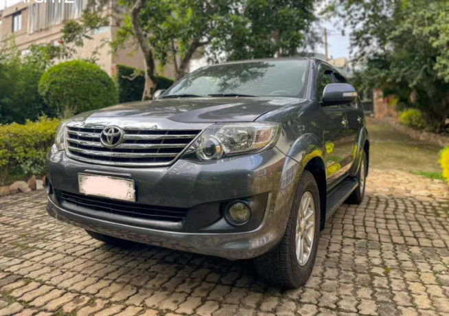 toyota-fortuner-big-0