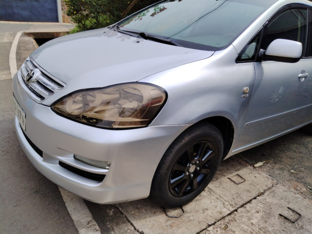 toyota-avensis-verso-iragurishwa-big-1
