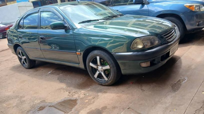 toyota-avensis-big-0