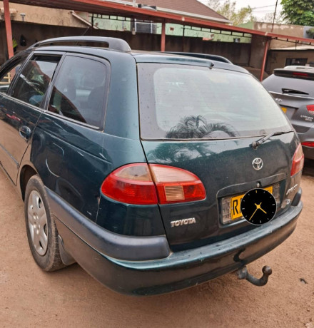 toyota-avensis-big-0