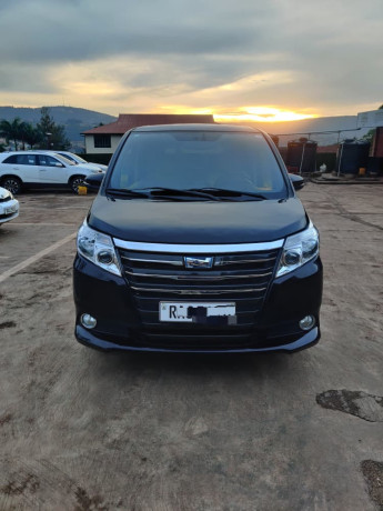 toyota-noah-big-1