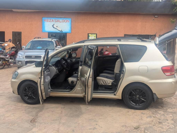 toyota-avensis-big-0