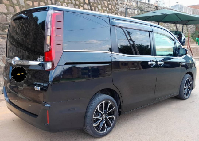 toyota-noah-big-1