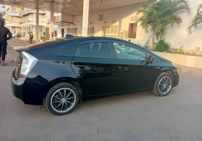 toyota-prius-big-0