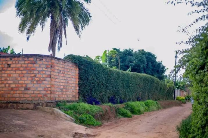 ndagurisha-ikibanza-kirimo-inzu-kabeza-ubuso-2400sqm-big-2