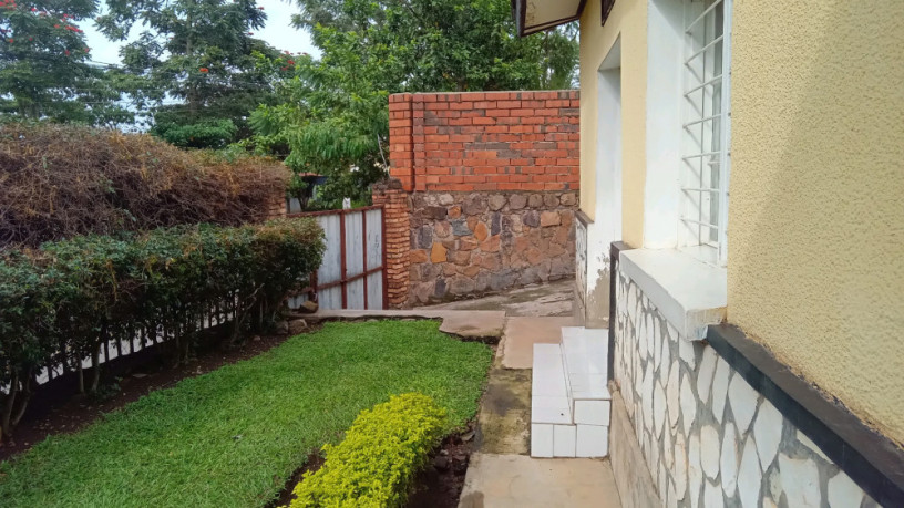 kigali-land-with-an-old-house-for-sale-in-remera-rukiri-big-2