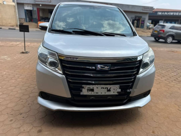 toyota-noah-big-3