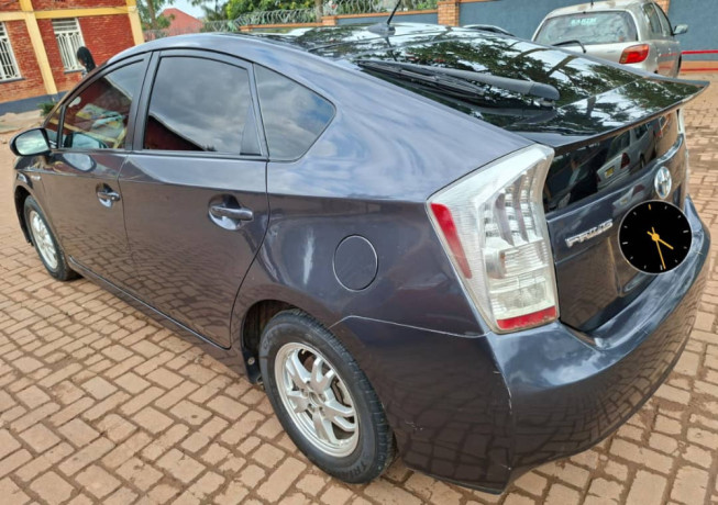 toyota-prius-big-4