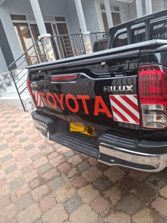 toyota-hilux-big-2