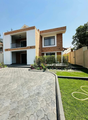 house-for-rent-in-kigali-gacuriro-in-vp-neighborhood-on-tarmac-road-big-0