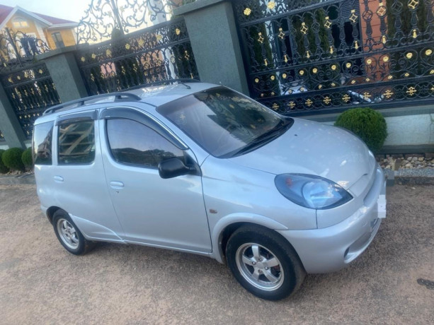 toyota-yaris-big-0
