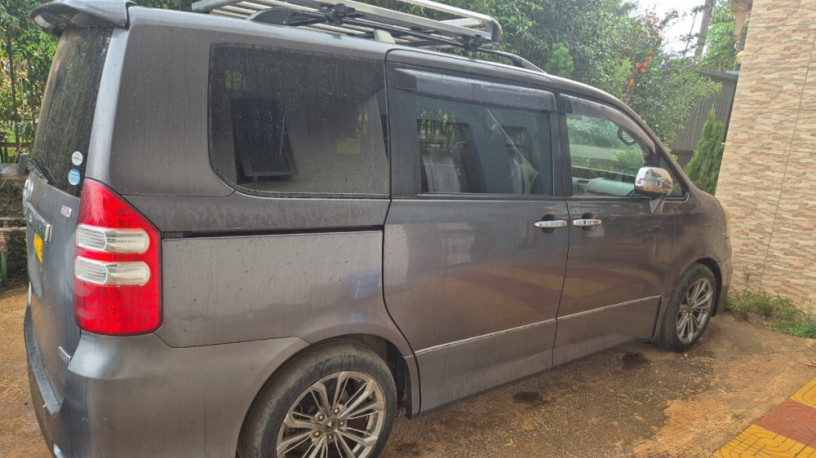 toyota-noah-big-0