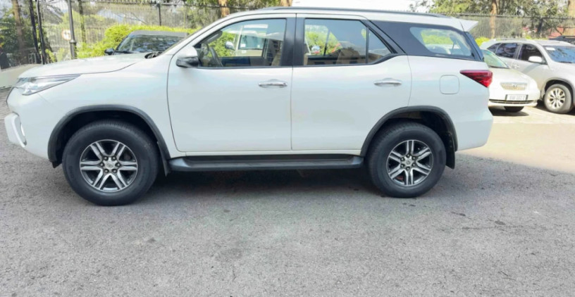 toyota-fortuner-2018-automatic-for-sale-big-4
