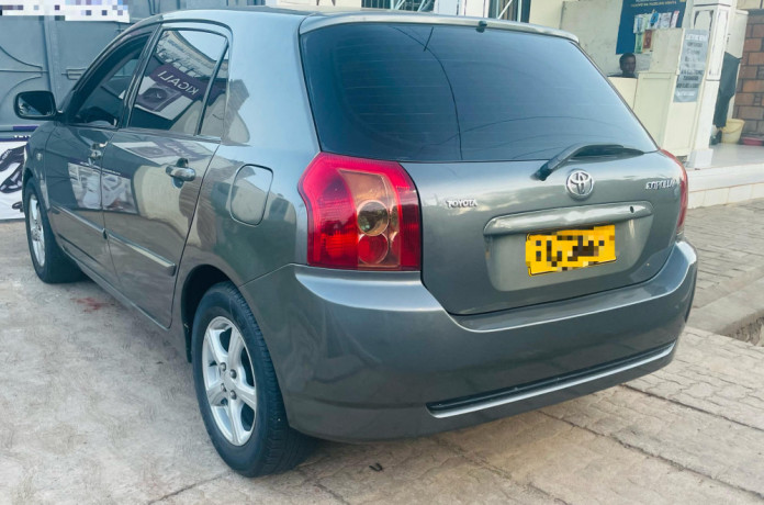 toyota-corolla-hatchback-2005-big-2