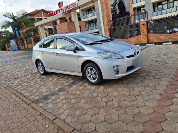 toyota-prius-big-3