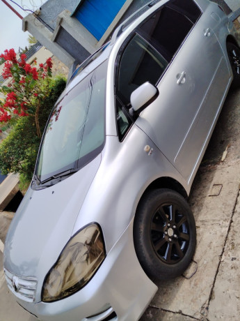 toyota-avensis-verso-iragurishwa-big-8