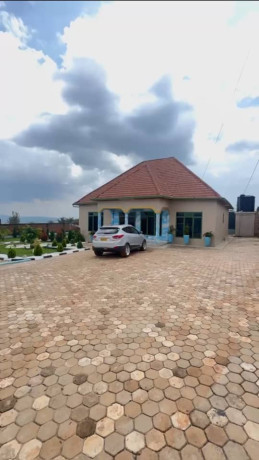big-house-for-sale-at-busanza-big-0