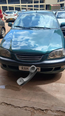 toyota-avensis-big-1