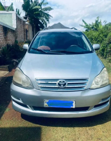 toyota-avensis-big-3