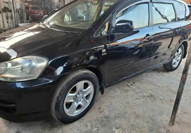 toyota-avensis-big-1