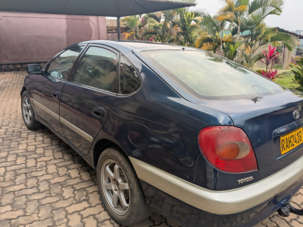 toyota-avensis-big-0