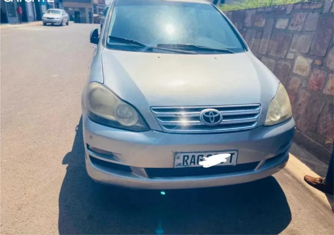 toyota-avensis-big-2