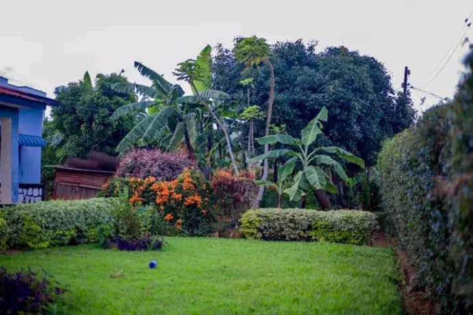 ndagurisha-ikibanza-kirimo-inzu-kabeza-ubuso-2400sqm-big-0