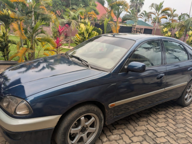 toyota-avensis-big-3