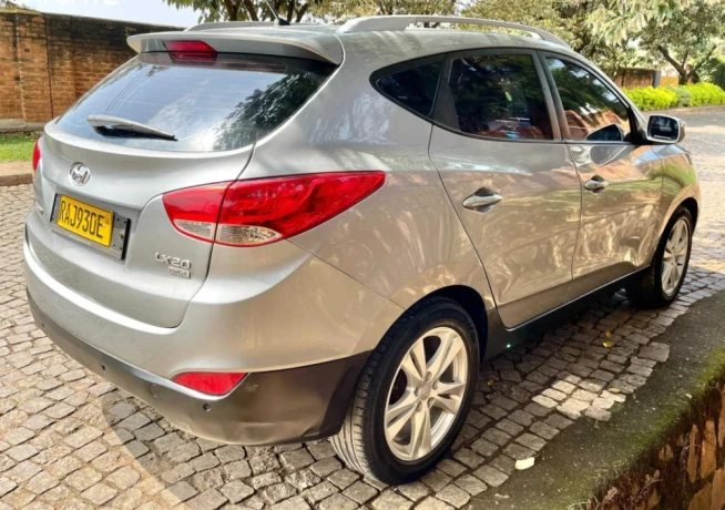 hyundai-tucson-automatic-diesel-2012-for-sale-big-3