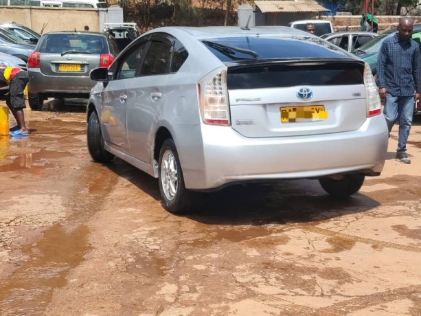 toyota-prius-big-4