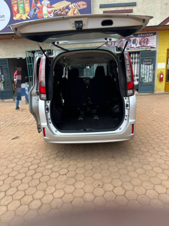 toyota-noah-big-1