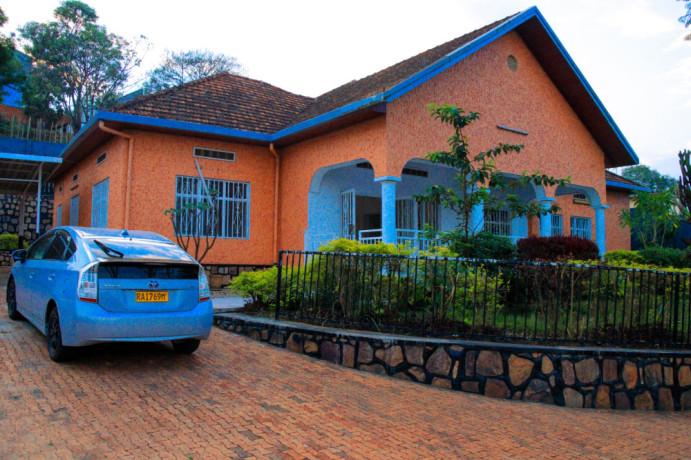 kiyovu-very-nice-unfurnished-house-for-rent-with-swimming-pool-in-kigali-rwanda-big-0