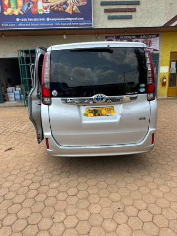 toyota-noah-big-0