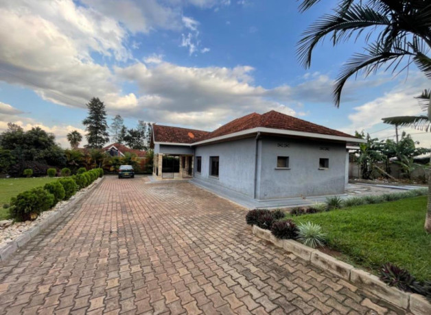 very-nice-house-with-huge-plot-house-for-sale-in-kicukiro-niboyi-on-tarmac-road-big-2