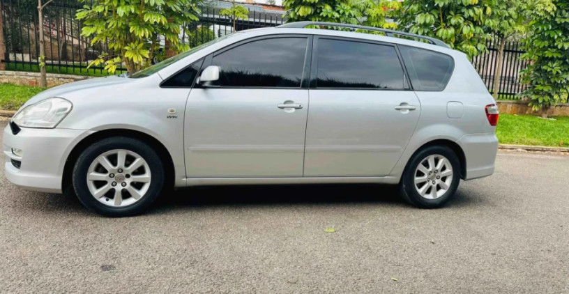 toyota-avensis-verso-manual-2004-for-sale-big-1
