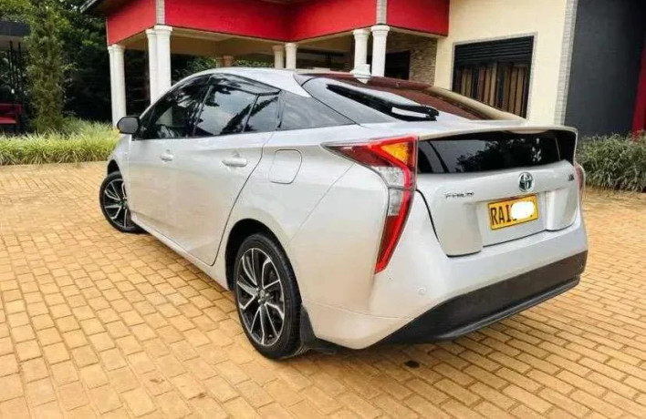 toyota-prius-big-0