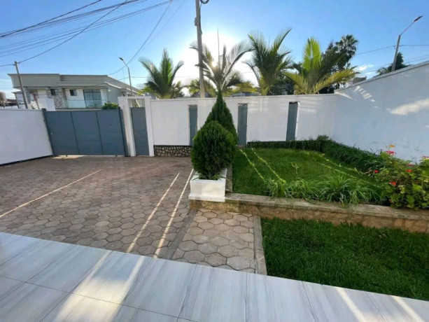 kagugu-unfurnished-4bedrooms-house-for-rent-at-1000-in-good-location-big-4