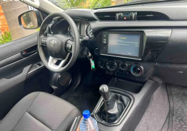 toyota-hilux-revo-manual-2021-for-sale-big-4