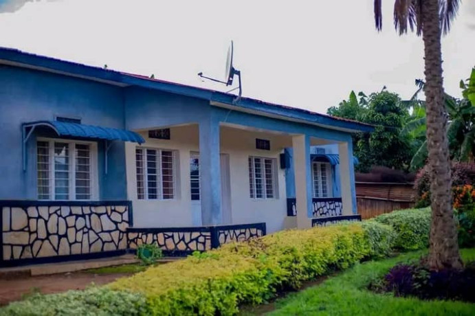 ndagurisha-ikibanza-kirimo-inzu-kabeza-ubuso-2400sqm-big-1