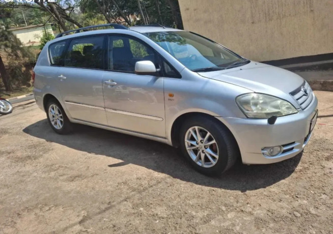toyota-avensis-big-1
