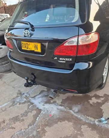 toyota-avensis-big-0