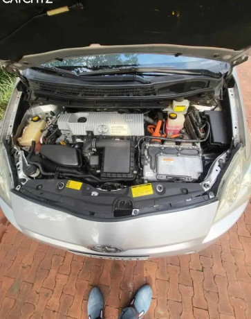 toyota-prius-automatic-hybrid-idahinduye-igurishwa-big-4