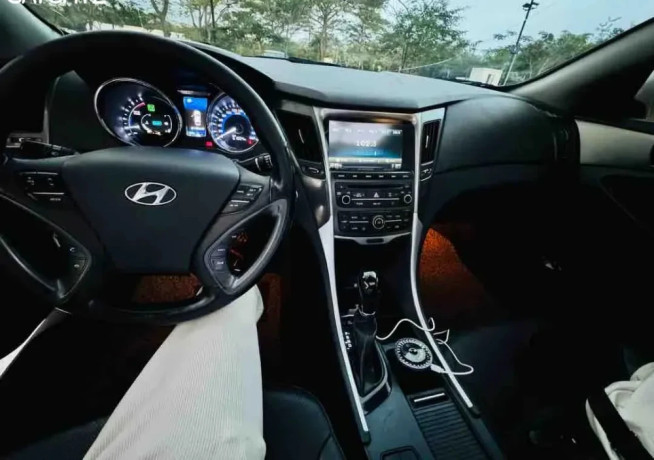 hyundai-sonata-hybrid-2013-for-sale-big-4