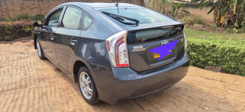 toyota-prius-big-0