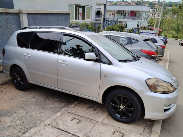 toyota-avensis-verso-iragurishwa-big-4