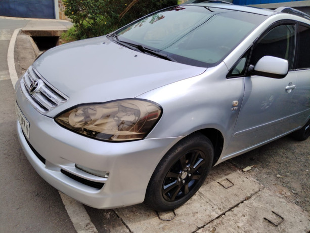 toyota-avensis-verso-iragurishwa-big-6