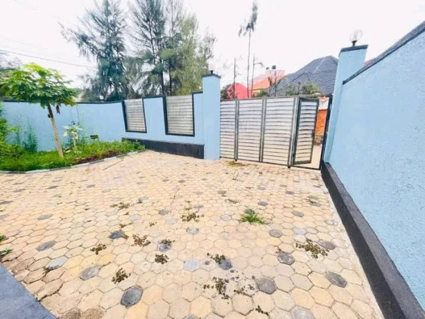 kibagabagabaga3-bedrooms-and-wordrobes-3-big-3